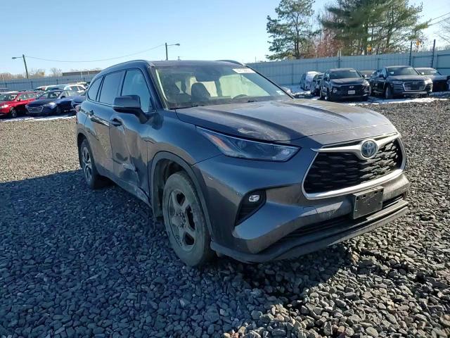 2022 Toyota Highlander - Image 11