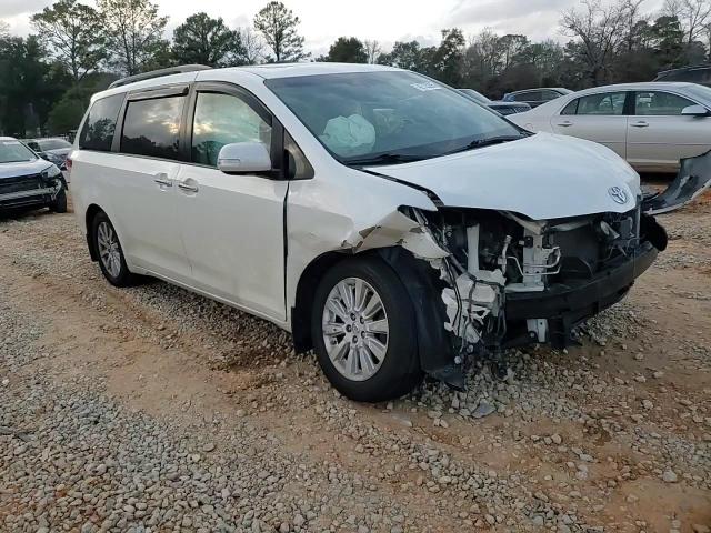 2013 Toyota Sienna - Image 12