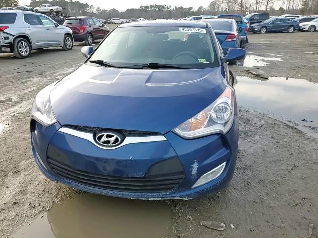 2017 Hyundai Veloster - Image 11