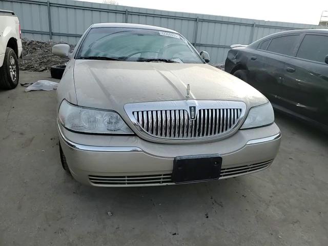 2005 Lincoln Town Car - Image 11