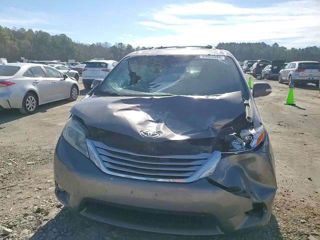 2015 Toyota Sienna - Image 12