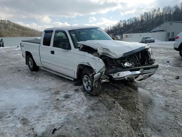 2004 Chevrolet Silverado - Image 10