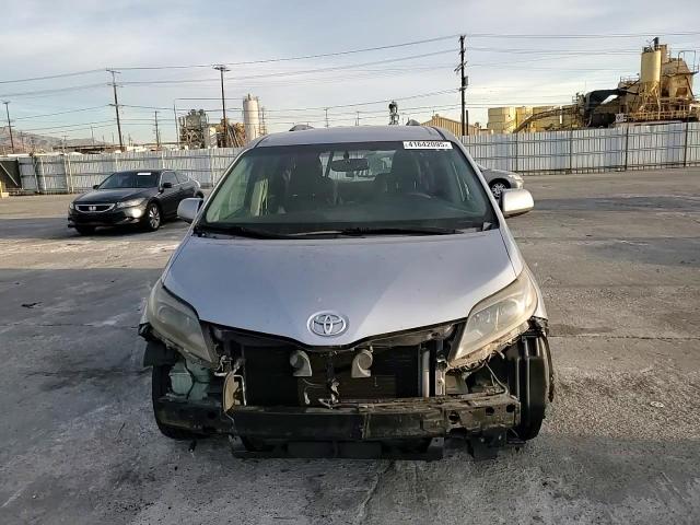 2017 Toyota Sienna - Image 12