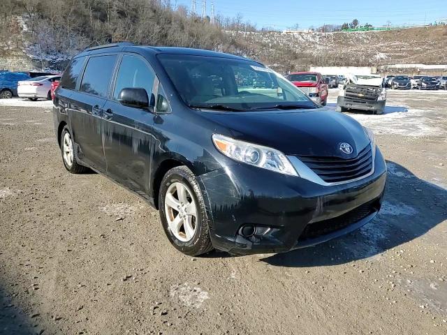 2017 Toyota Sienna - Image 14