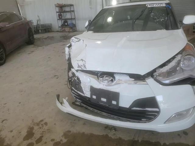 2016 Hyundai Veloster - Image 11