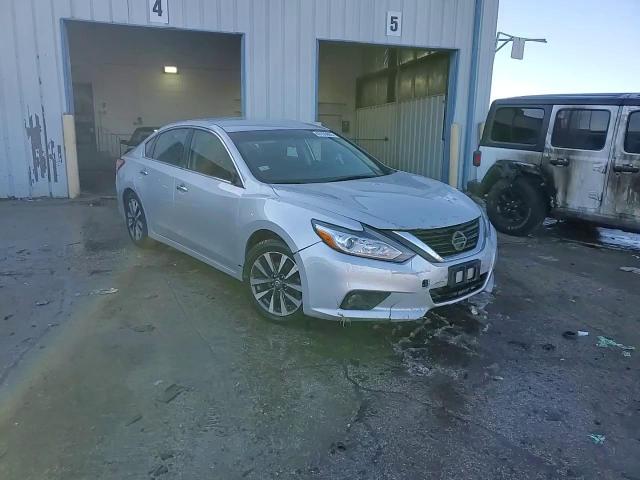 2017 Nissan Altima - Image 13