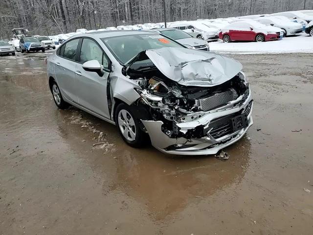 2018 Chevrolet Cruze - Image 13