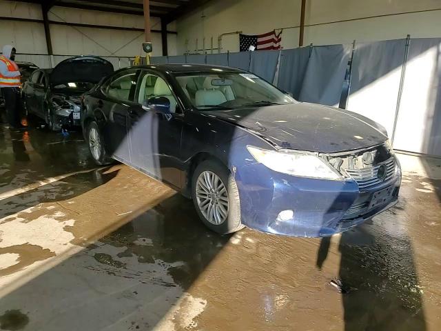 2013 Lexus ES - Image 13