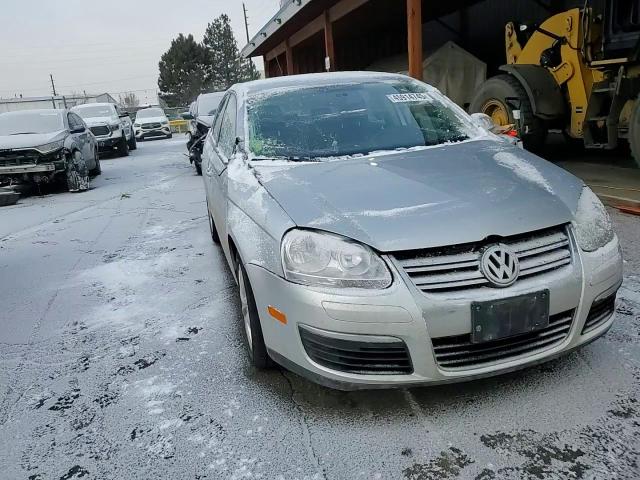 2010 Volkswagen Jetta - Image 11