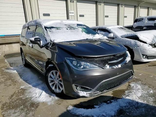 2017 Chrysler Pacifica - Image 12