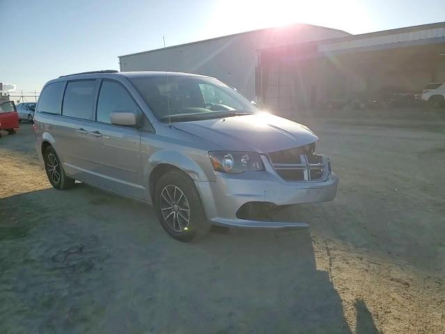 2017 Dodge Caravan - Image 11