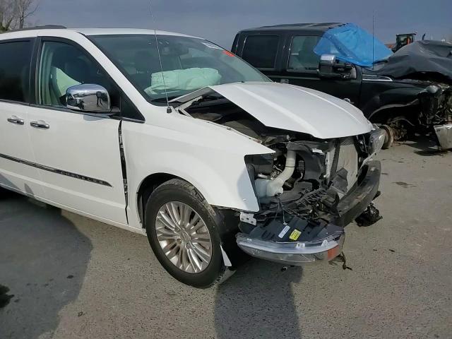 2015 Chrysler Town & Country - Image 12
