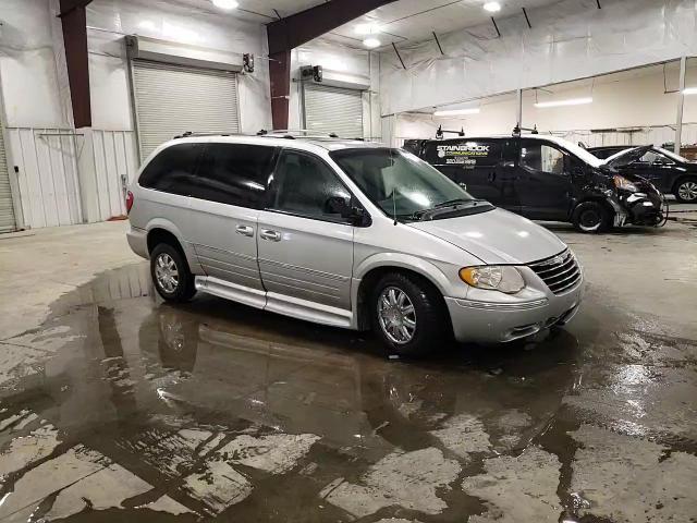 2005 Chrysler Town & Country - Image 12