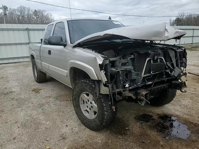 2006 Chevrolet Silverado - Image 11