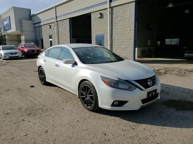 2017 Nissan Altima - Image 10