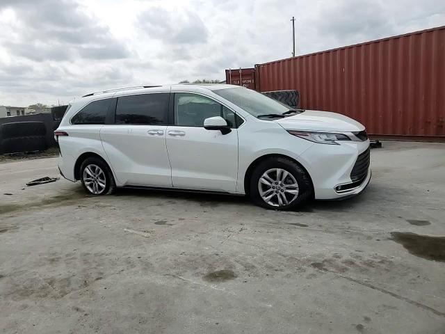 2022 Toyota Sienna - Image 12