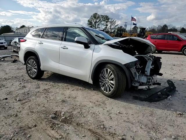 2021 Toyota Highlander - Image 12