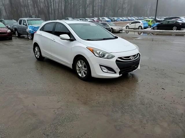 2013 Hyundai Elantra - Image 13