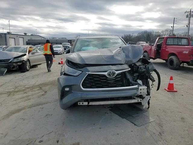 2020 Toyota Highlander - Image 11