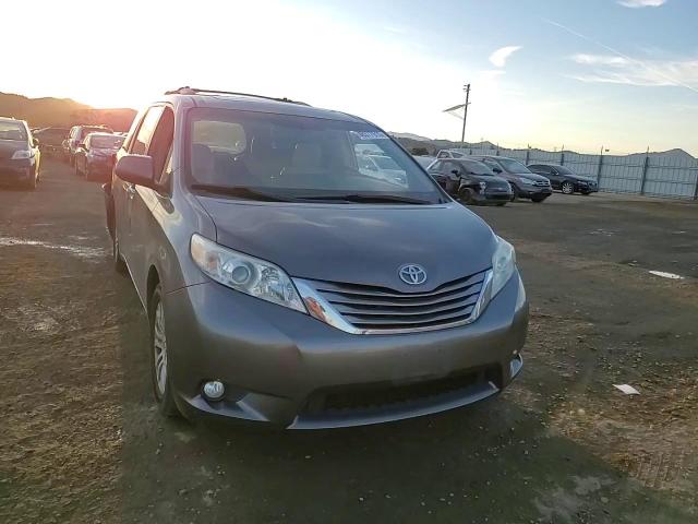 2016 Toyota Sienna - Image 11