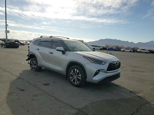2022 Toyota Highlander - Image 11