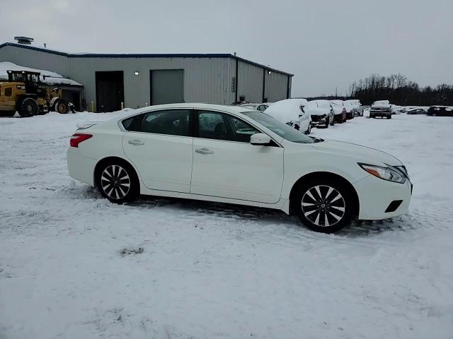 2017 Nissan Altima - Image 13