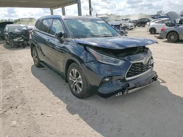 2021 Toyota Highlander - Image 14
