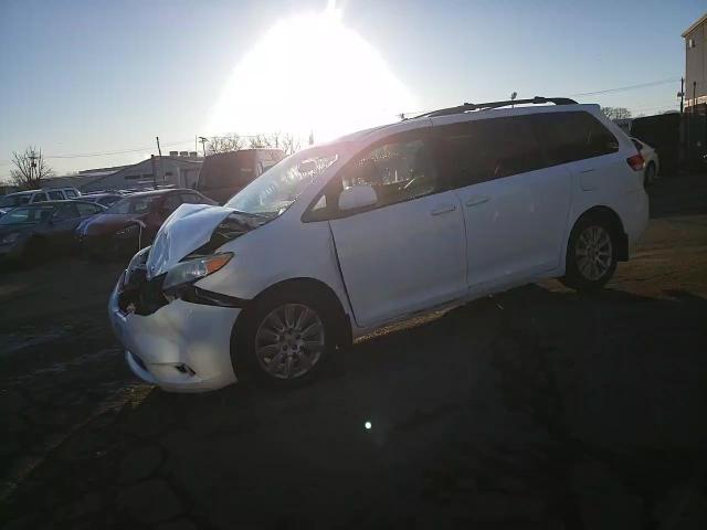 2013 Toyota Sienna - Image 14