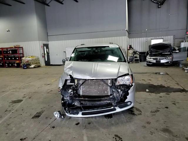 2012 Chrysler Town & Country - Image 11