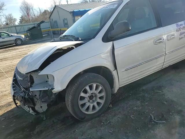 2003 Chrysler Town & Country - Image 12