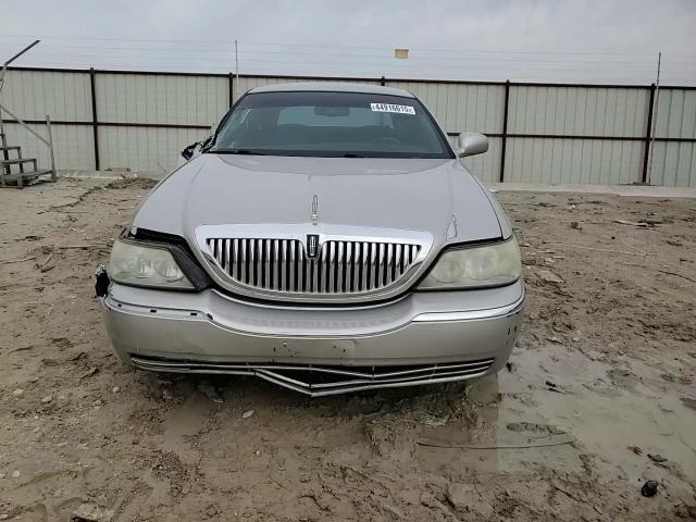 2011 Lincoln Town Car - Image 11