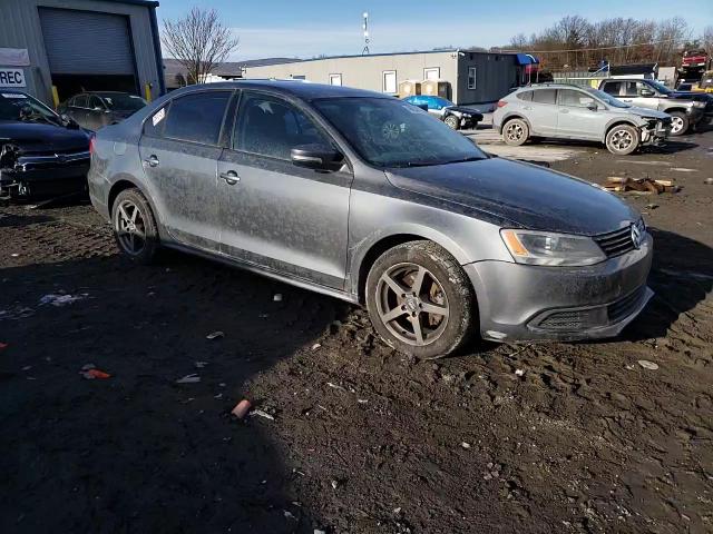2014 Volkswagen Jetta - Image 13