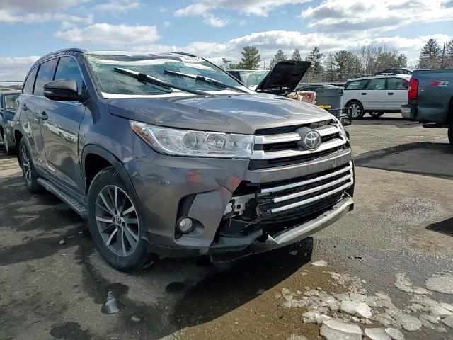 2017 Toyota Highlander - Image 11