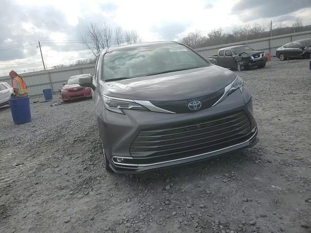 2022 Toyota Sienna - Image 11