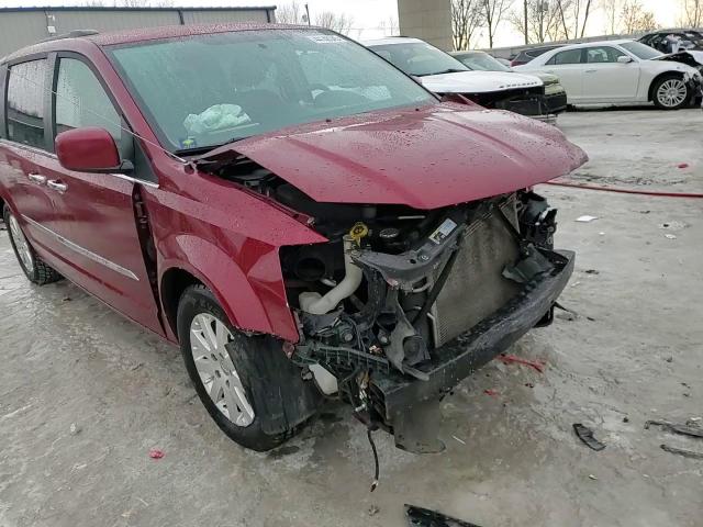 2016 Chrysler Town & Country - Image 15