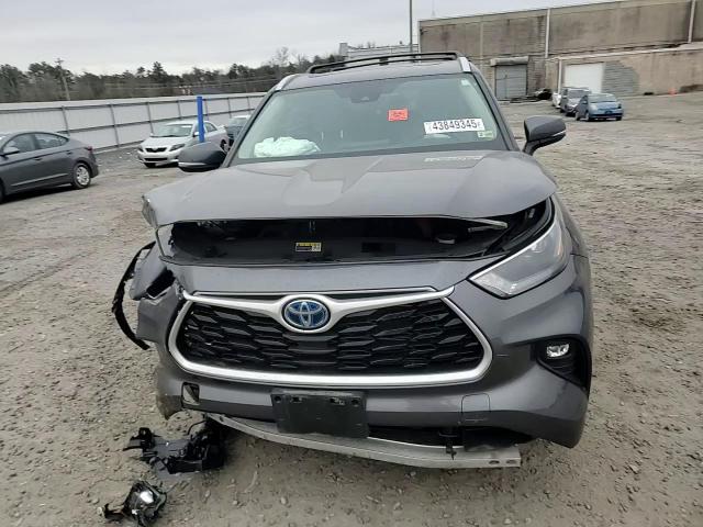 2022 Toyota Highlander - Image 11