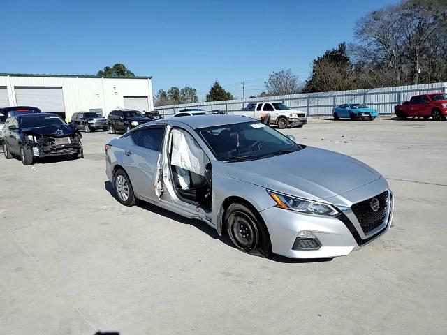 2019 Nissan Altima - Image 10