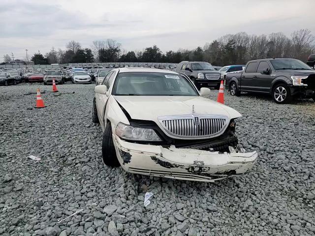 2007 Lincoln Town Car - Image 11
