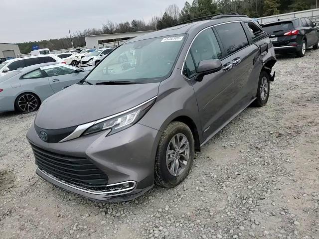 2021 Toyota Sienna - Image 12