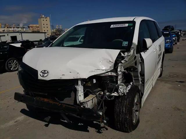2011 Toyota Sienna - Image 12
