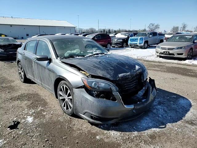 2013 Chrysler 200 - Image 10
