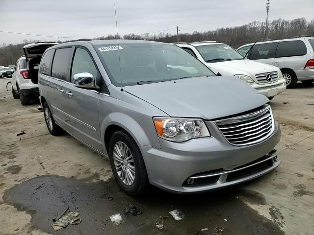 2016 Chrysler Town & Country - Image 12