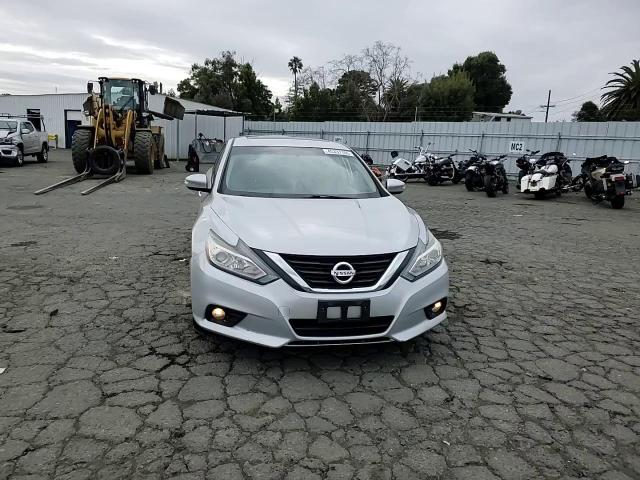 2017 Nissan Altima - Image 10