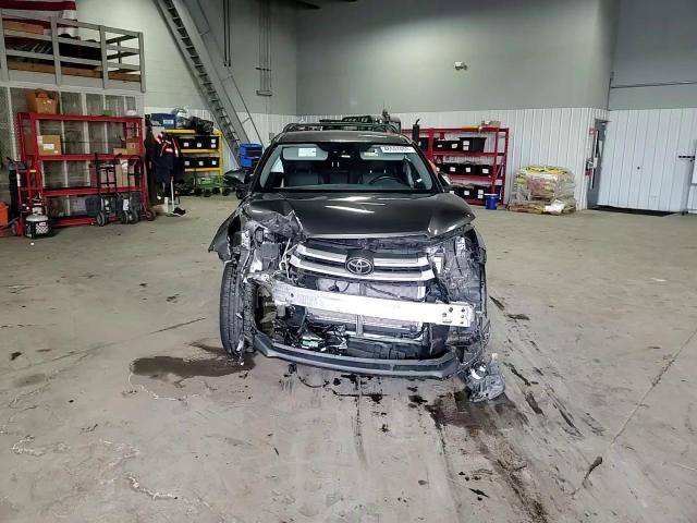 2019 Toyota Highlander - Image 12