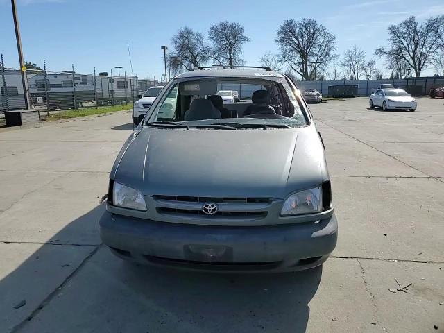 1998 Toyota Sienna - Image 12