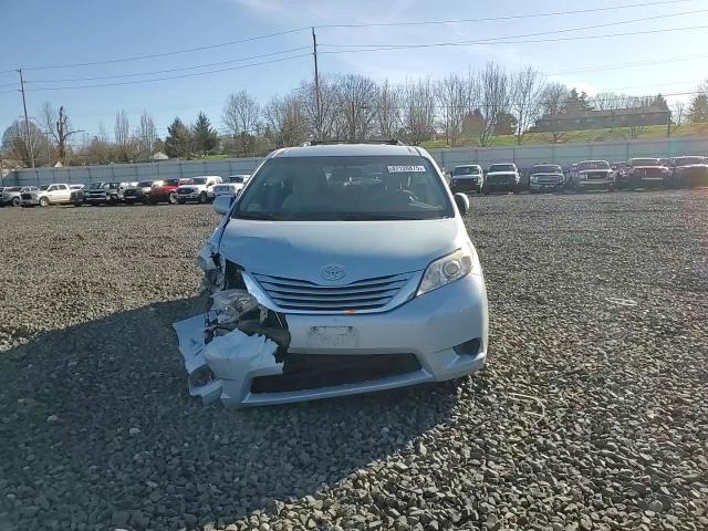 2015 Toyota Sienna - Image 12