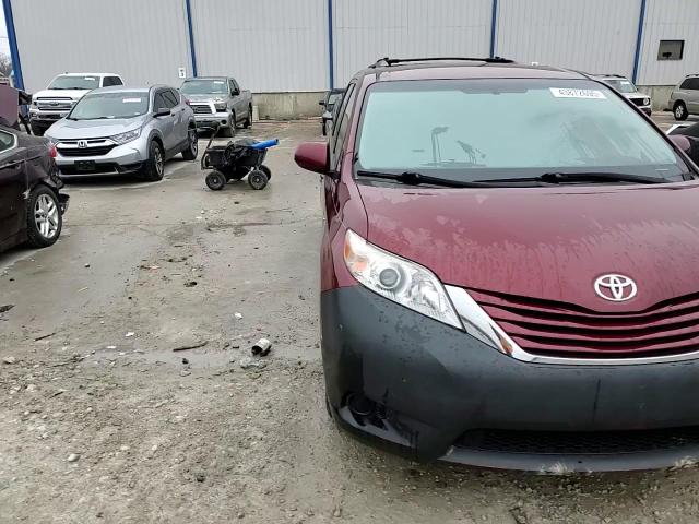 2017 Toyota Sienna - Image 14