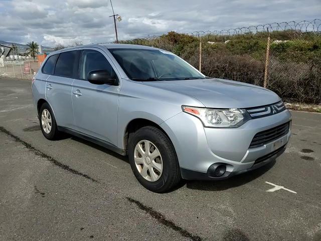 2014 Mitsubishi Outlander - Image 12