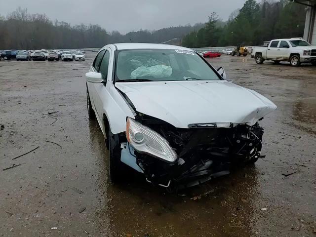 2013 Chrysler 200 - Image 10