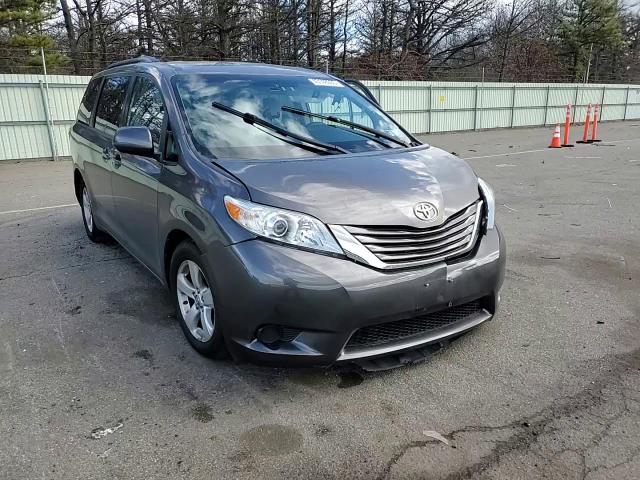 2017 Toyota Sienna - Image 12